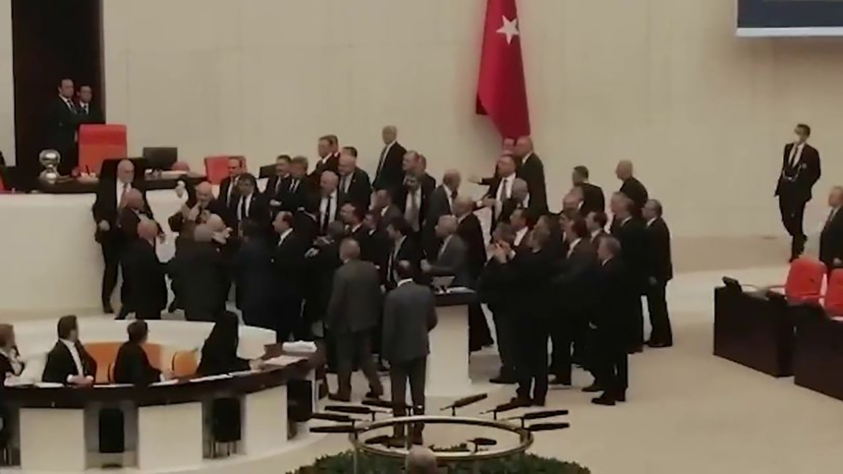 AK Partili vekilden Meclis'te yumruk! İYİ Partili vekil yoğun bakımda