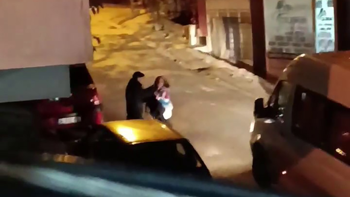 İstanbul'un göbeğinde kadına şiddet! Ağzını kapattığı kadını tokatlayarak darp etti