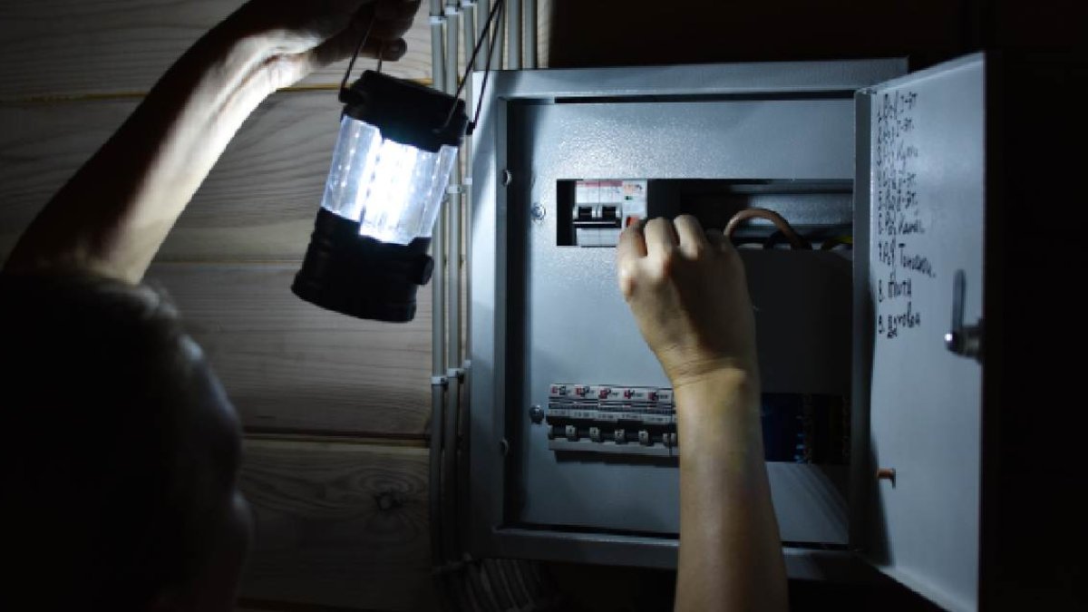 Fransa'da elektriksiz kışa hazırlık: Set üstü ocak ve el feneri satışları arttı