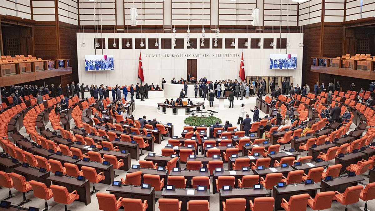 Meclis'te 'hamburger' tartışması: Genel Başkanımız hamburger yedi; katil dedikleri ile kanka olmadı