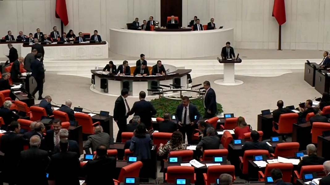 AK Parti kürsüye çıkınca İYİ Parti salonu terk etti