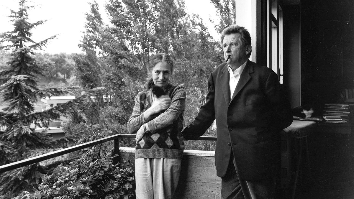 Kameranın ışığında  yol alan iki savaşçı