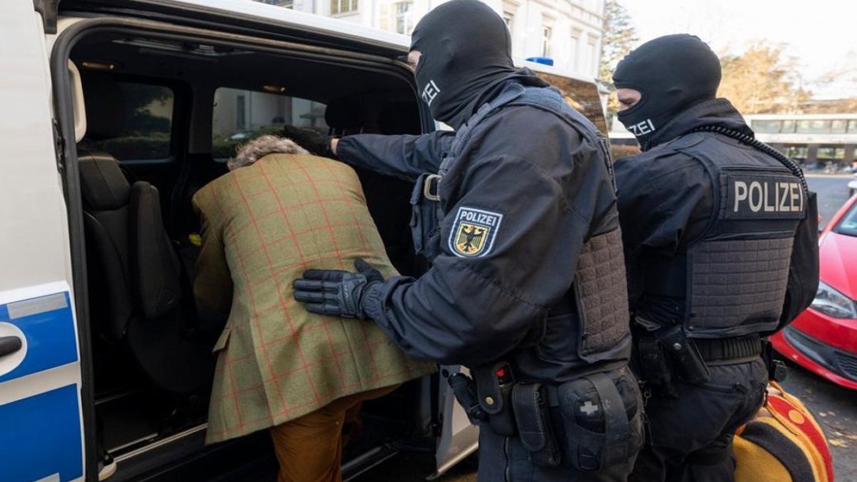 Hükümeti devirmeyi planlıyorlardı: Almanya’nın FETÖ’süne eş kelepçe