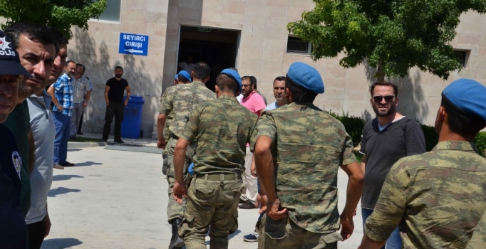 Denizli'de 105'i rütbeli, 515 asker gözaltında