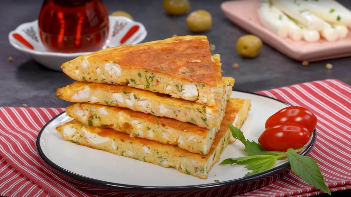 Komşular tarifi için birbirine düşüyor! 2 dakikada çayın yanında börek tadında omlet tarifi