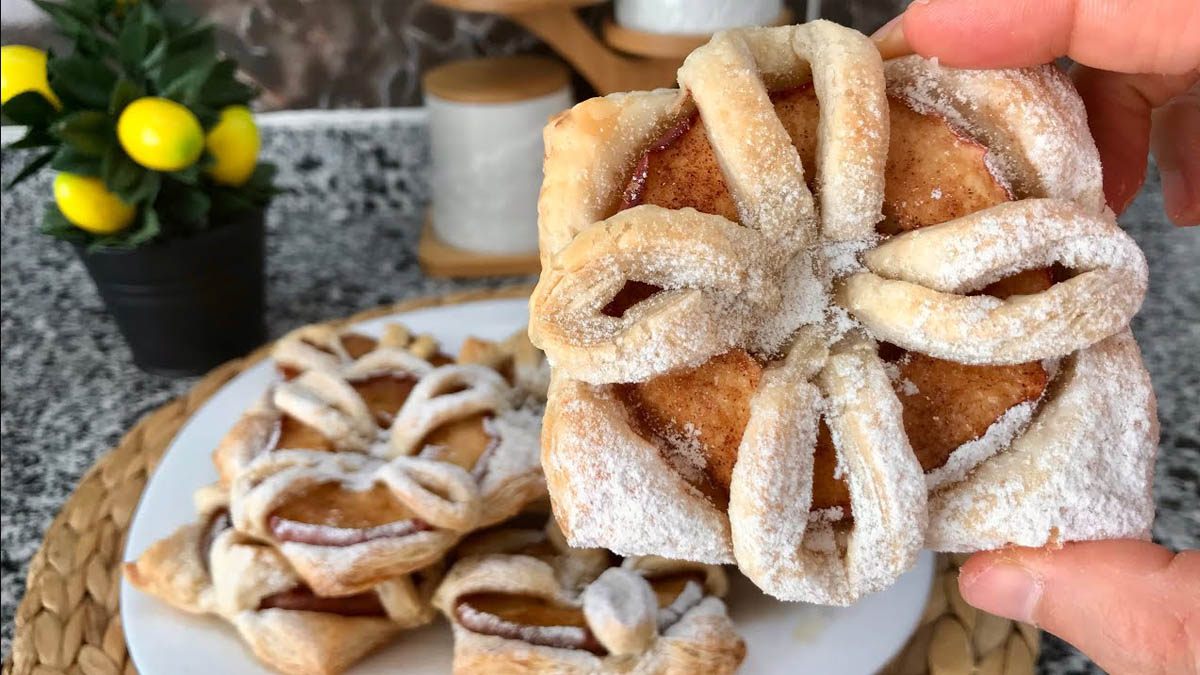 Bir elmayla misafirlerinize şov yapın! Evinde elması olan herkes 5 dakikada yapabileceği tarif: Milföylü elma tatlısı