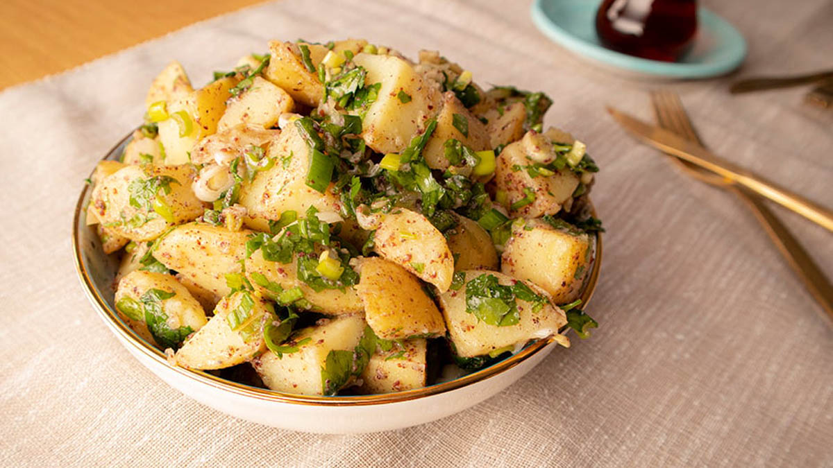 Patates salatasını bir de bu tarifle deneyin! Masaya konar konmaz bitiyor... Çayla harika gidiyor