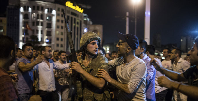 Genelkurmay Başkanı Hulusi Akar'ı bir grup rehin aldı