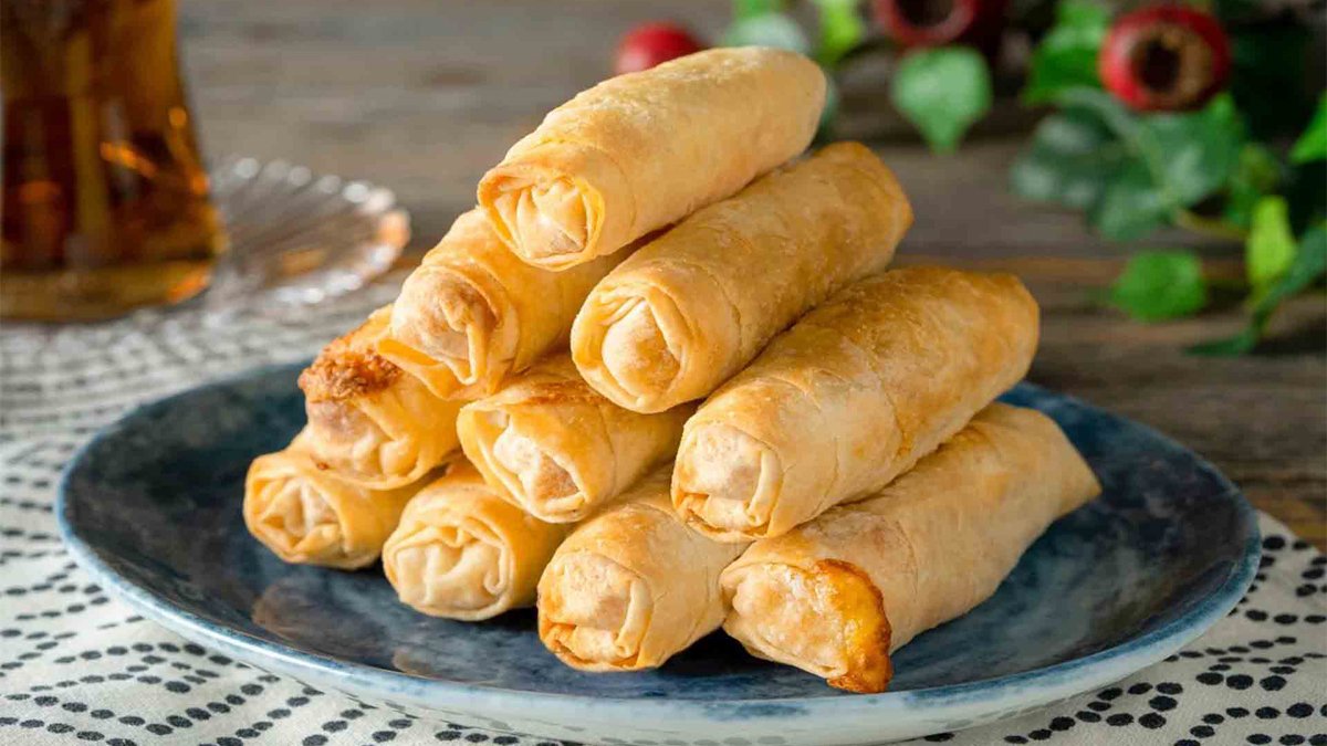 Komşular tarifi için birbirine düşüyor! Çıtır çıtır kaşarlı börek tarifiyle çayın yanında komşularınıza şov yapacaksınız