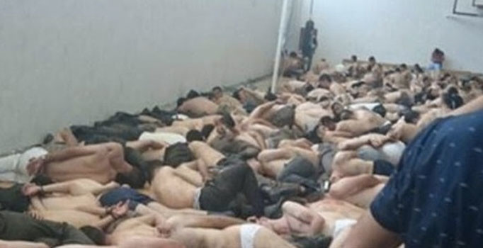 Jandarma Genel Komutanlığı'ndan alınan askerler spor salonunda