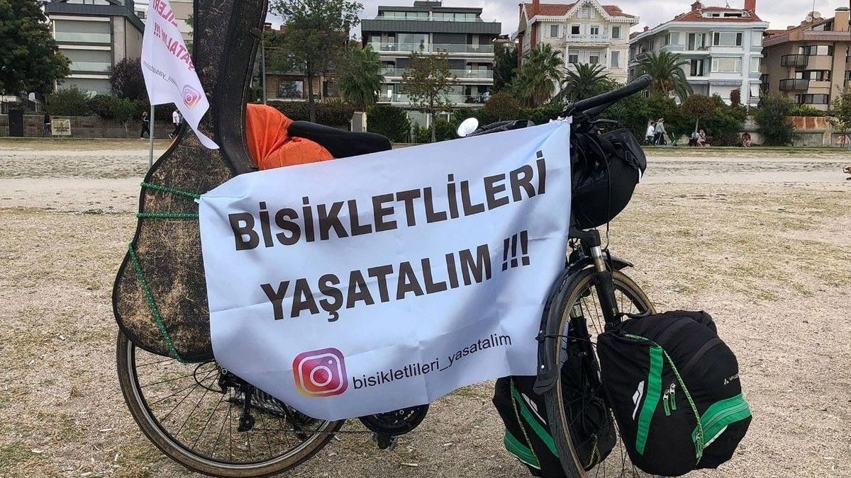 Trafikte yaşamını yitiren bisikletlilerin ailelerini tek tek ziyaret ediyor