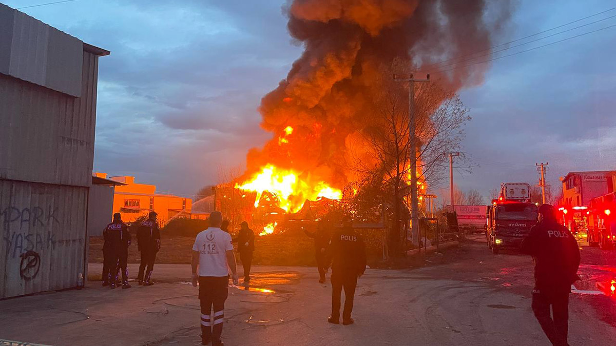 Sakarya’da mobilya atölyesinde yangın! 2 saatte kontrol altına alındı