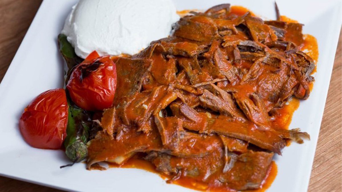 BİM'in döneriyle evde iskender yapın! Tarifi okuyanların bile ağzının suyu akıyor. Bol soslu iskender kebabı