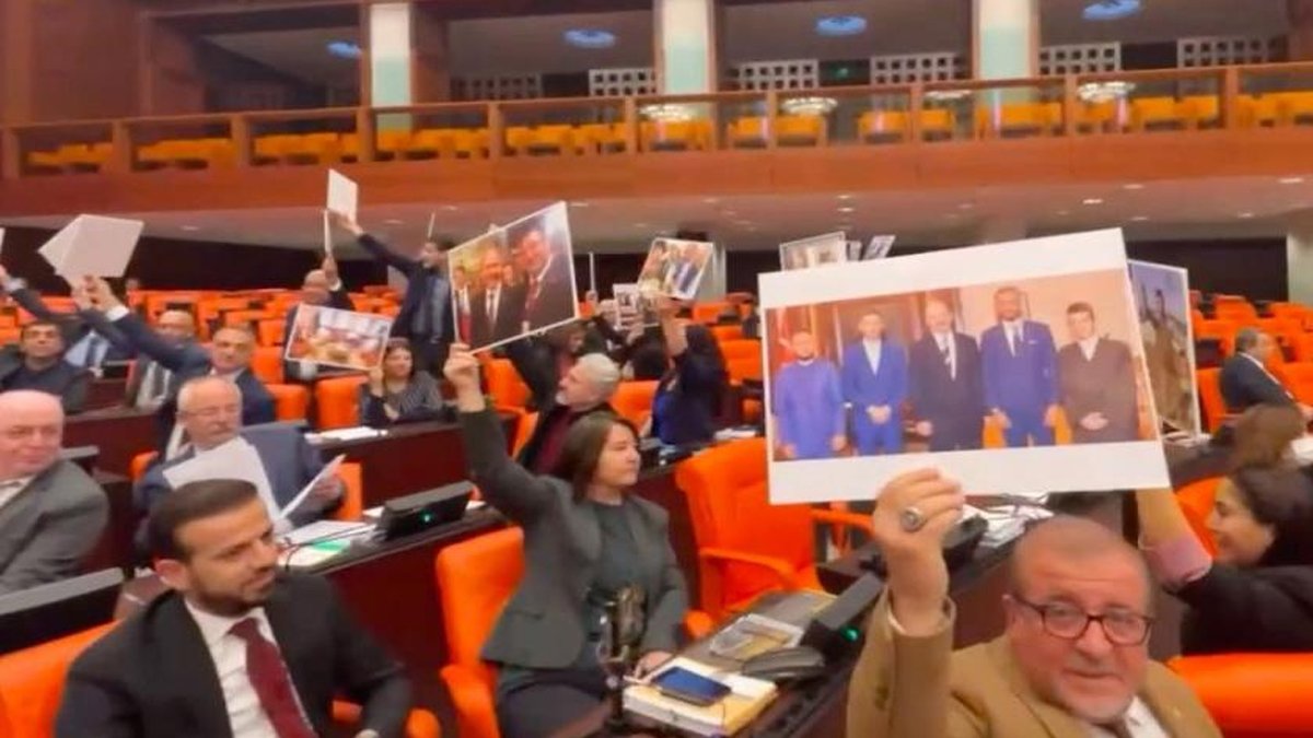 Bakan Soylu'ya TBMM'de protesto: 'Uyuşturucu baronları ile fotoğraflarını' fırlattılar