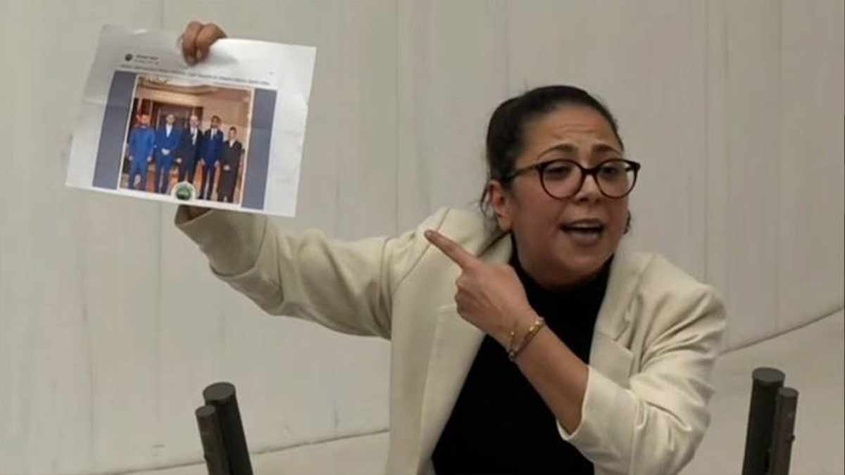 Sera Kadıgil'den bakanlara tarikat tepkisi: Bak elimde fotoğraf...