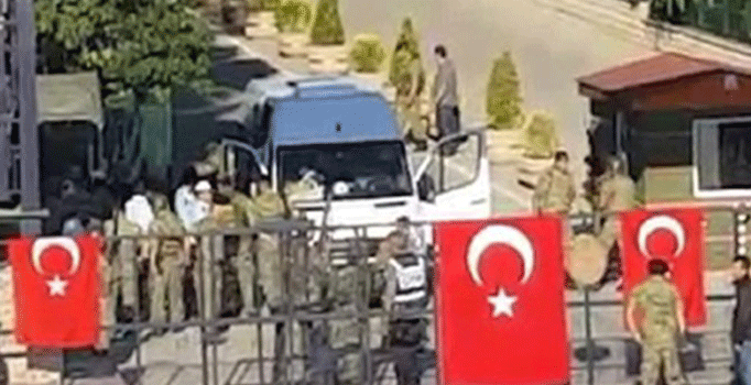 Ankara Etimesgut'taki Zırhlı Birlikler Okulu'nda FETÖ'cü askerlerin rütbeleri söküldü