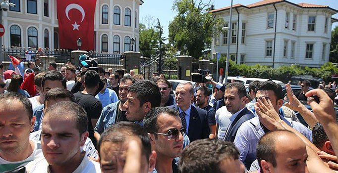 Binlerce vatandaş Erdoğan'a destek için Kısıklı'da