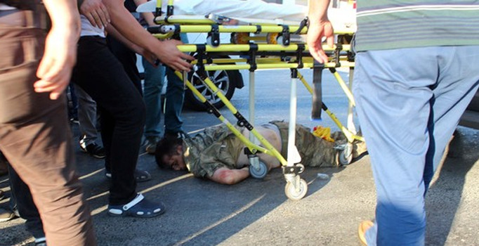 Göztepe'de bir yüzbaşı kendini karnından vurdu