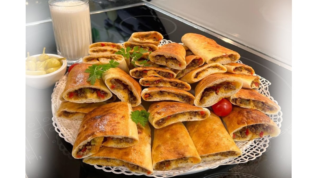 İster kahvaltıda ister akşam yemeğinde! Çayın yanında kır pidesi... İster patatesli, ister kıymalı