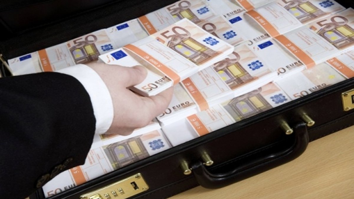 Dünyayı sarsan rüşvet skandalı büyüyor: Evden çantalar dolusu para çıktı!