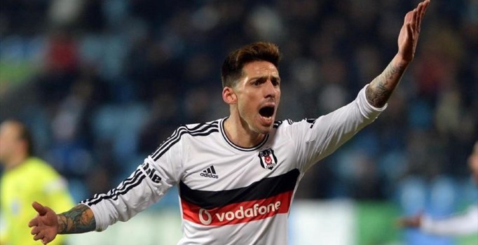 Beşiktaşlı Jose Sosa darbe girişimi yüzünden takımda kalma yönündeki fikrini değiştirdi