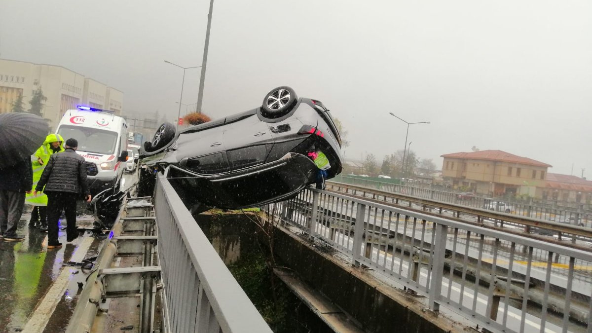 Rize'de görenleri şoke eden kaza: Otomobil havada asılı kaldı