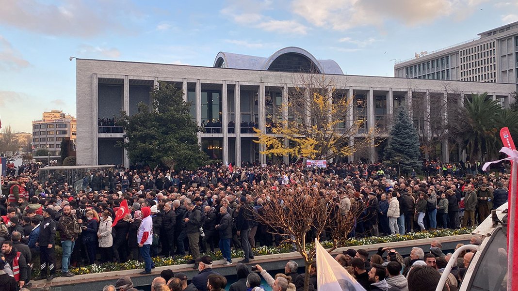 DEVA Partisi: Demokrasimize sahip çıkıyoruz, Saraçhane'deyiz!