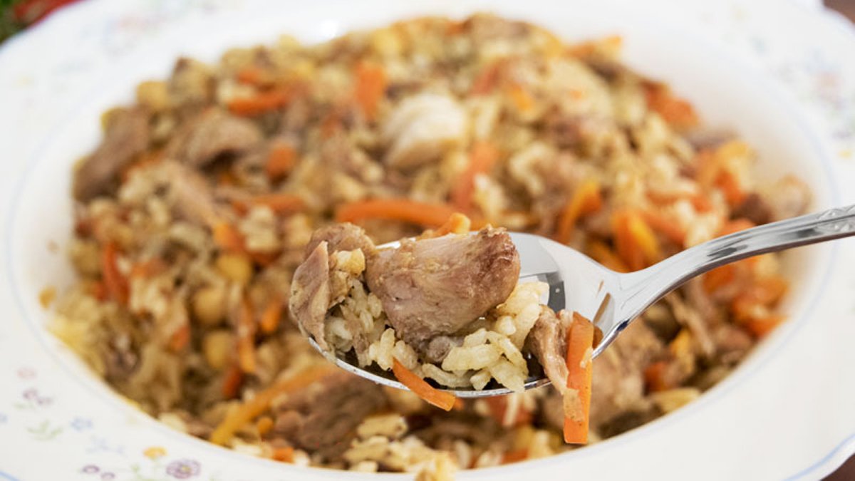 Daha önce hiç böylesini yemediniz! Pilavsız yapamam diyenler bu tariften vazgeçemiyor