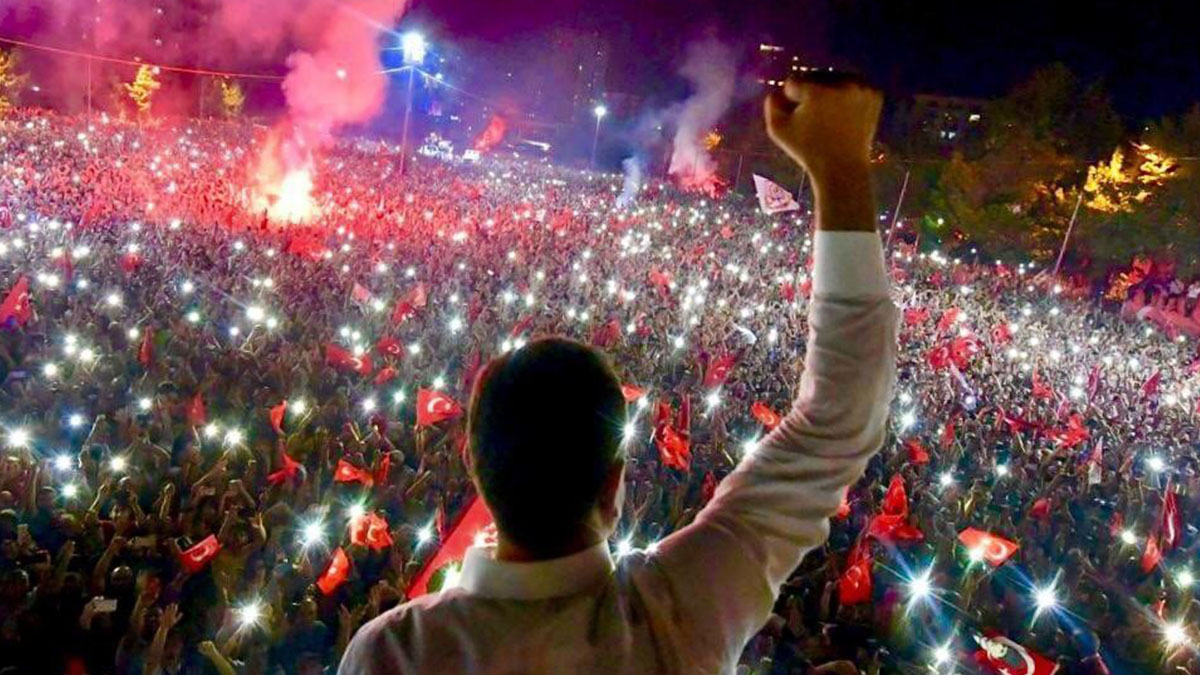 Sanatçı Mustafa Sandal: Asla yalnız değilsin