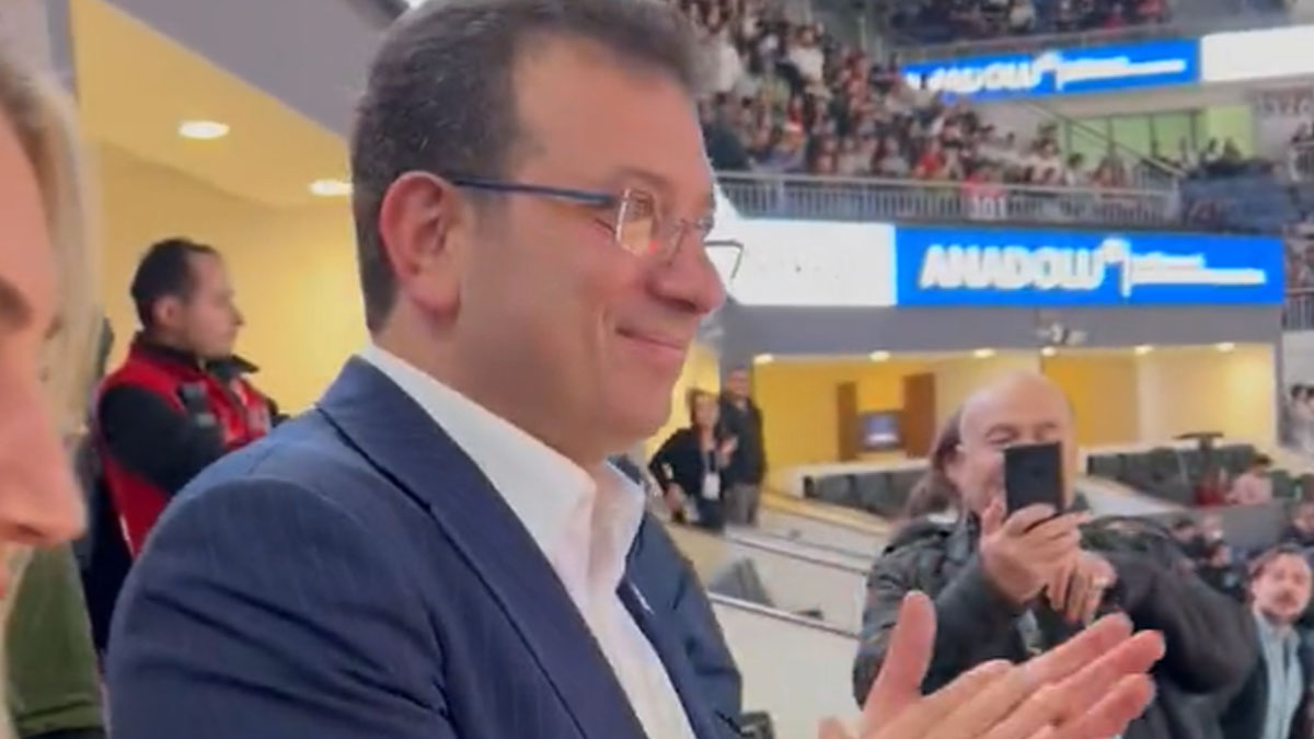 İmamoğlu ve eşi Anadolu Efes Basketbol takımına destek için Sinan Erdem Spor Salonu'na gitti