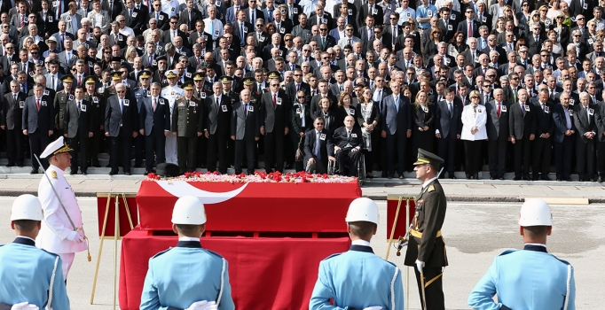 Demirel Meclis'ten 
şapkası ile uğurlandı
