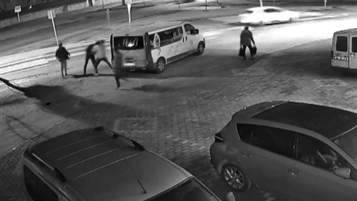 Uşak'ta işçileri taşıyan midibüse tır çarptı: 20 yaralı