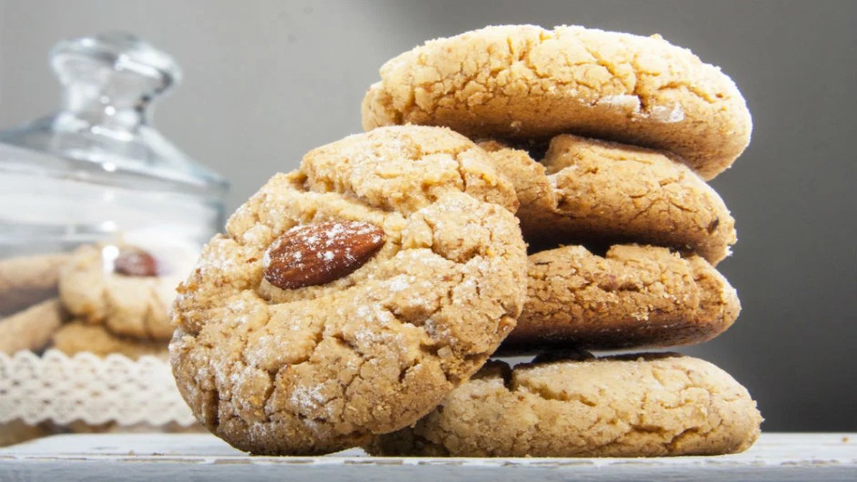 Bu kurabiye bayatlamıyor! Kokusuyla mutfağı lezzetiyle damağınızı canlandırıyor... Helva tadında bayatlamayan kurabiye tarifi