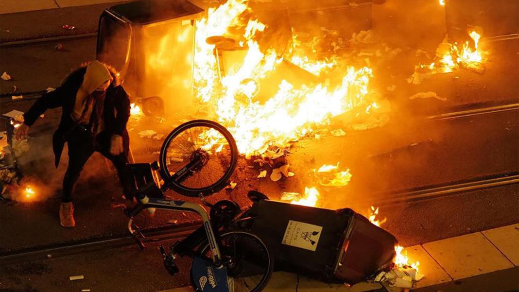 Fransa-Fas maçı sonrası sokaklar savaş alanına döndü