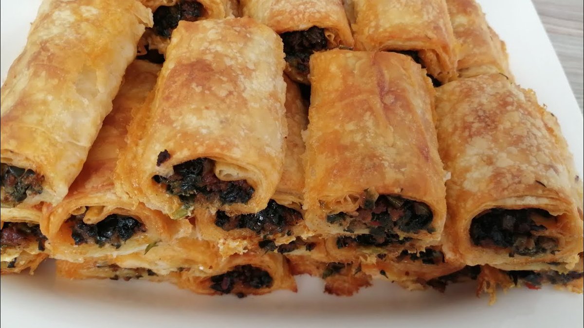 Zor sananlar daha önce bu tarifi denememiş! Kıymalı ıspanaklı böreği yiyenin adeta damağı çatlıyor!