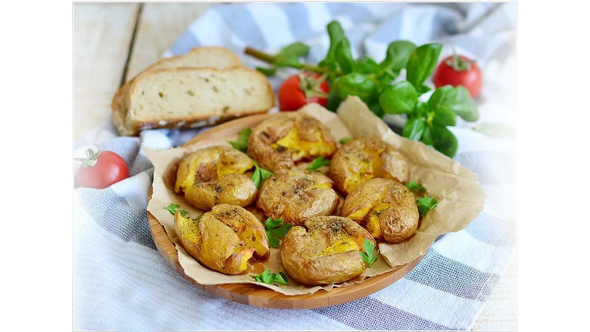 Zor lezzetlerle uğraşıp kendinizi yormayın! Misafirlerinize fırında tereyağlı patatesle şov yapın...