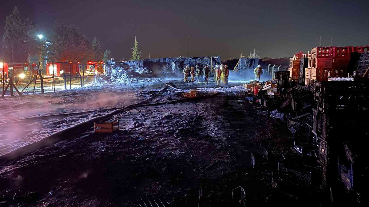 Tuzla'da korkutan yangın! Plastik imalathanesi alev alev yandı