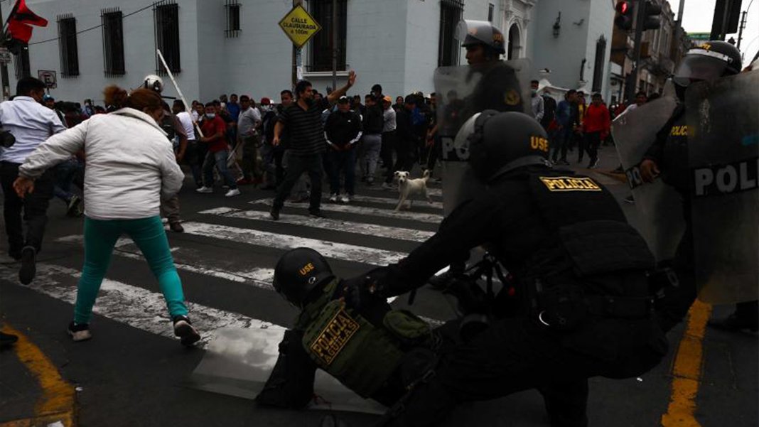 Peru'daki hükümet karşıtı eylemlerde şiddet tırmanıyor: Ölenlerin sayısı 20'ye yükselince 2 bakan istifa etti