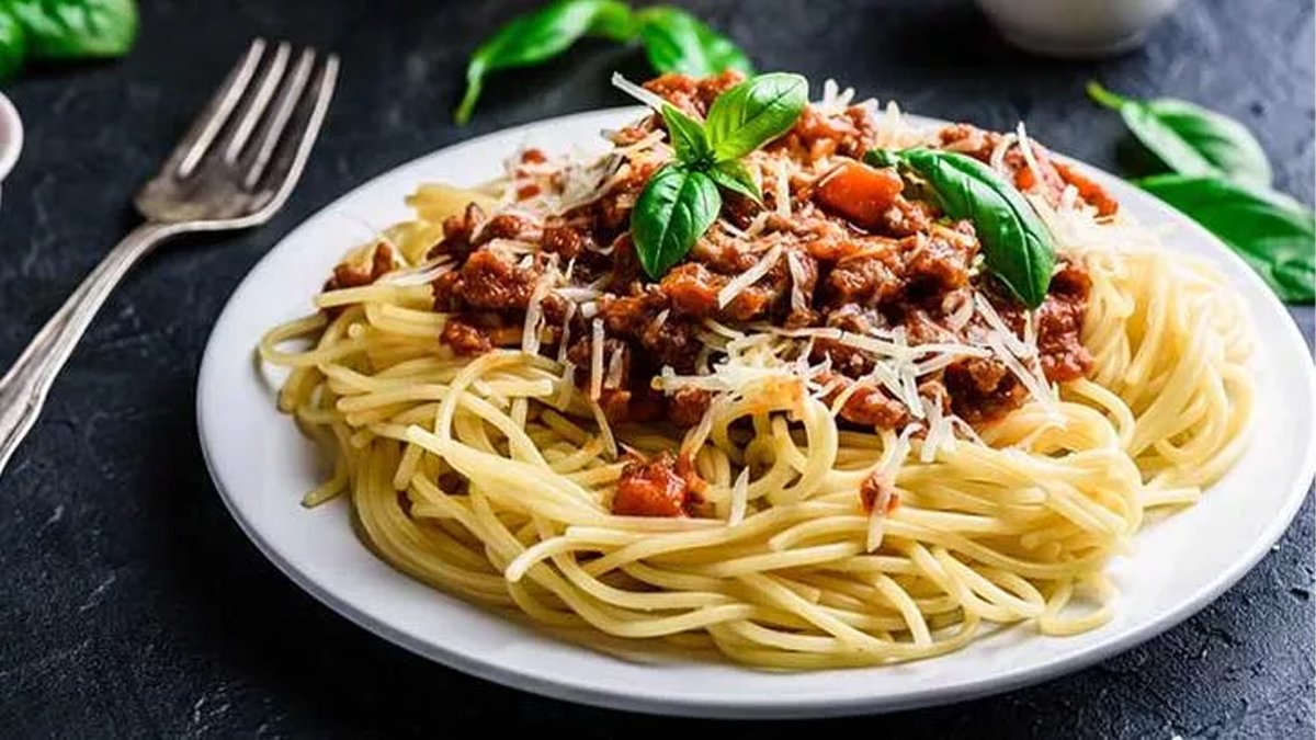 Makarnayı bir de bu tarifle deneyin! Misafirlerinizin dibi düşecek... Bir yiyen daha yok mu diyecek