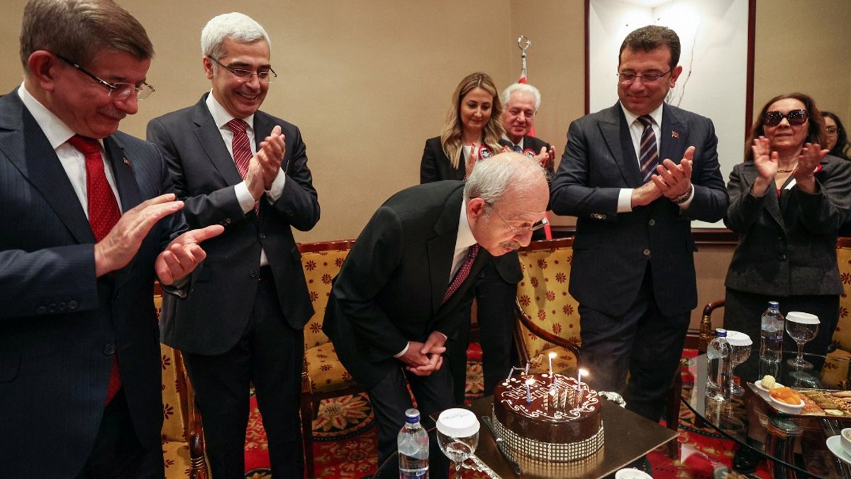 Kılıçdaroğlu’na  doğum günü sürprizi: Yeni yaşını Demokrasi Şurasında kutladı