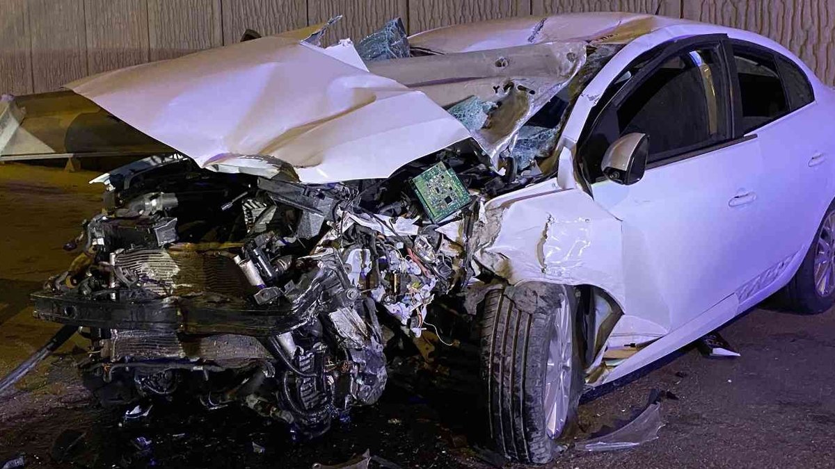 Otomobil paramparça oldu! Önce kaçtı sonra 'sürücüyüm' deyip ambulansa bindi