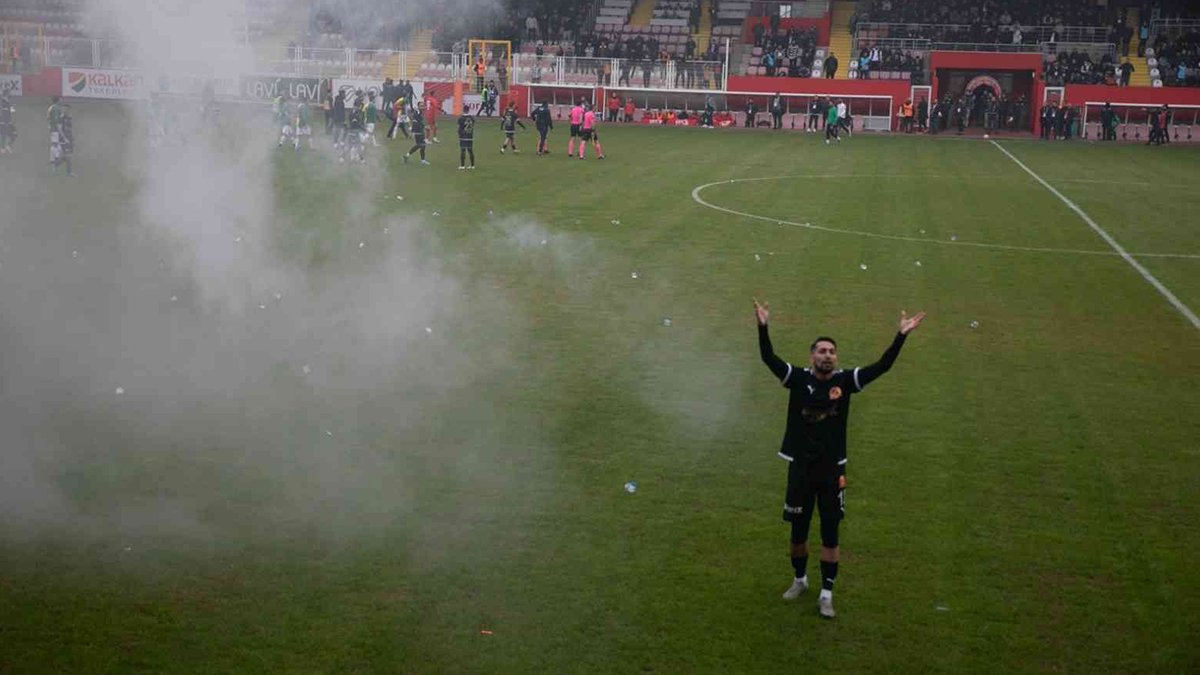 Batman Petrolspor-Şanlıurfaspor maçında ortalık karışınca hakem maçı tatil etti