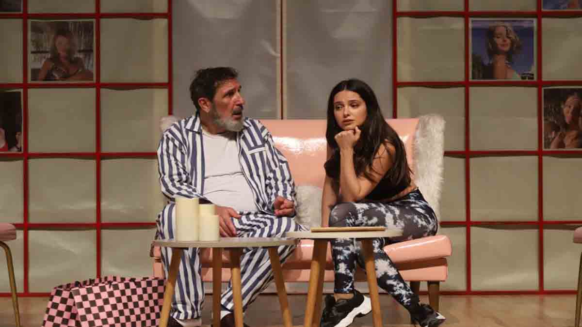 Oyuncu Cem Özer, ‘Çılgın Zamanlar’ Tiyatro Oyunuyla Kartallı İzleyiciler İle Buluştu