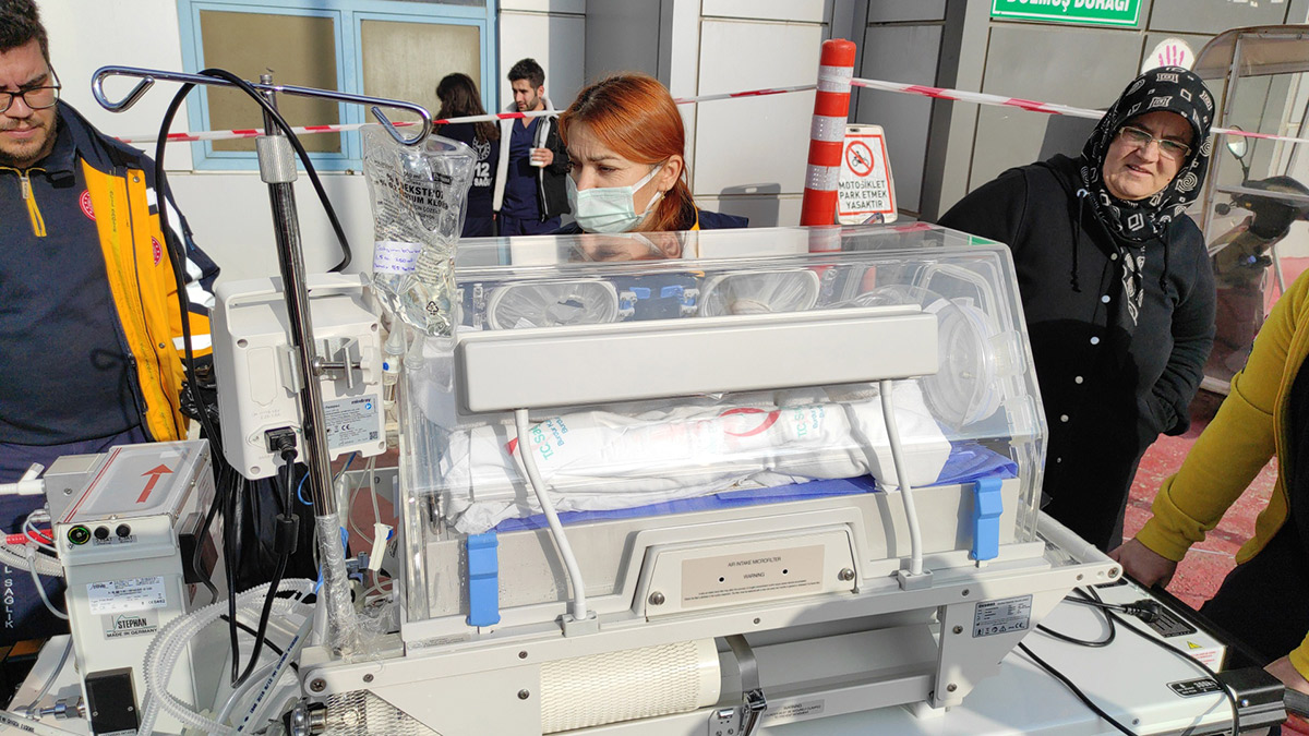 Bu nasıl insanlık! Yeni doğan bebeği buz gibi havada sokağa attılar