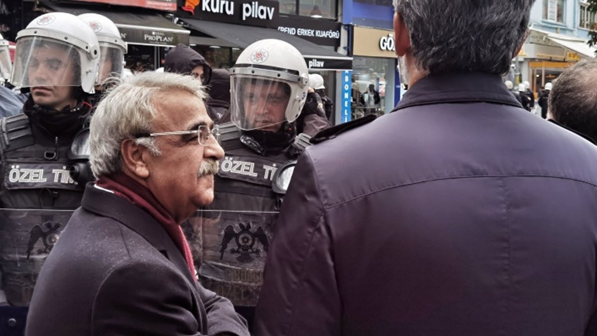 Liderlerden Mithat Sancar'a polis ablukasına tepki: Demokrasi tatile mi çıktı?