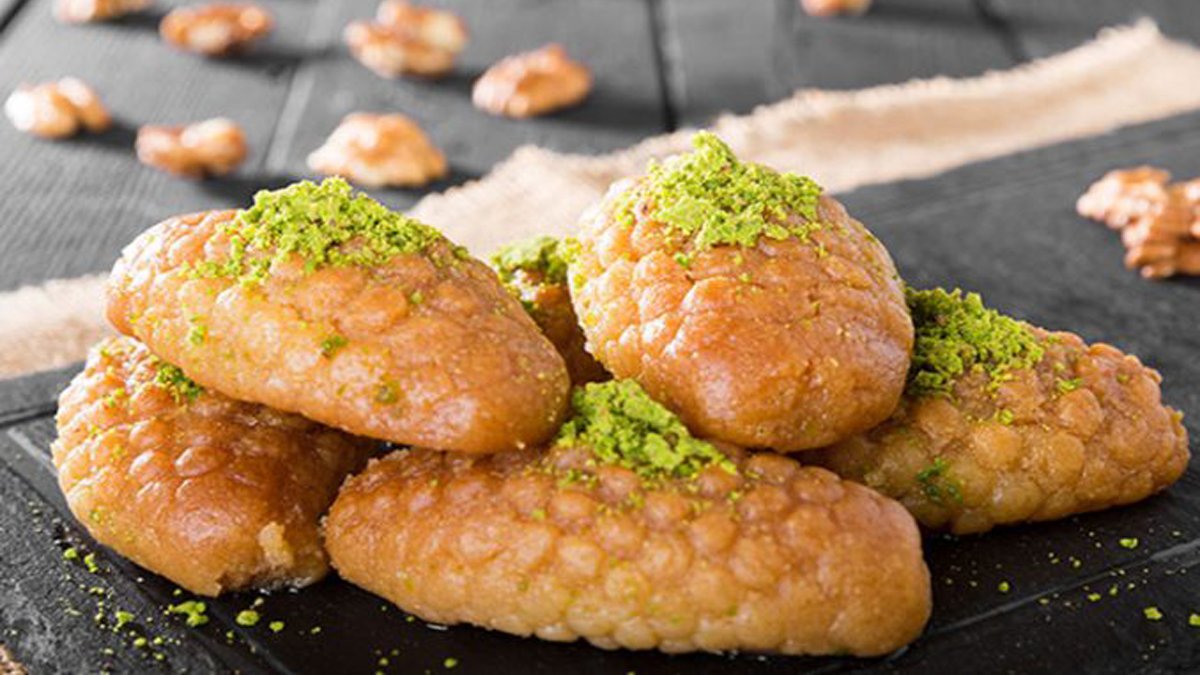 İftardan sonra tatlı krizi tutanlara ancak bu tatlı iyi gelir! Gören tepsinin başından ayrılamıyor! İşte kalburabastı tatlısı