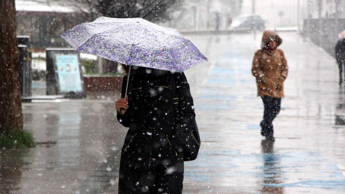 Uyarılar peş peşe gelmişti: İstanbul'da kar yağışı başladı