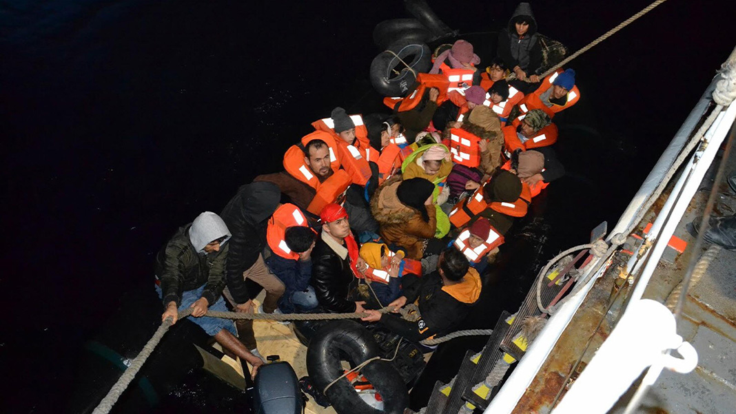 Yunanistan unsurlarının ittiği 84 mülteci İzmir açıklarında kurtarıldı