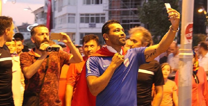 Andre dos Santos, Bolu'da Türk bayrağını omzuna asarak yürüdü