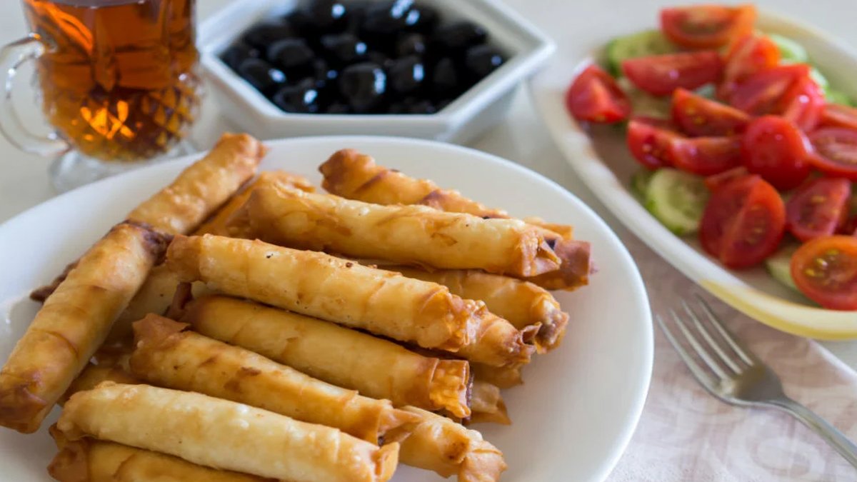 Bu tarif asla yağ çekmiyor! Sigara böreğini bir de böyle deneyin... Dışı çıtır çıtır içi kıyır kıyır